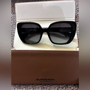 Burberry sunglasses new !